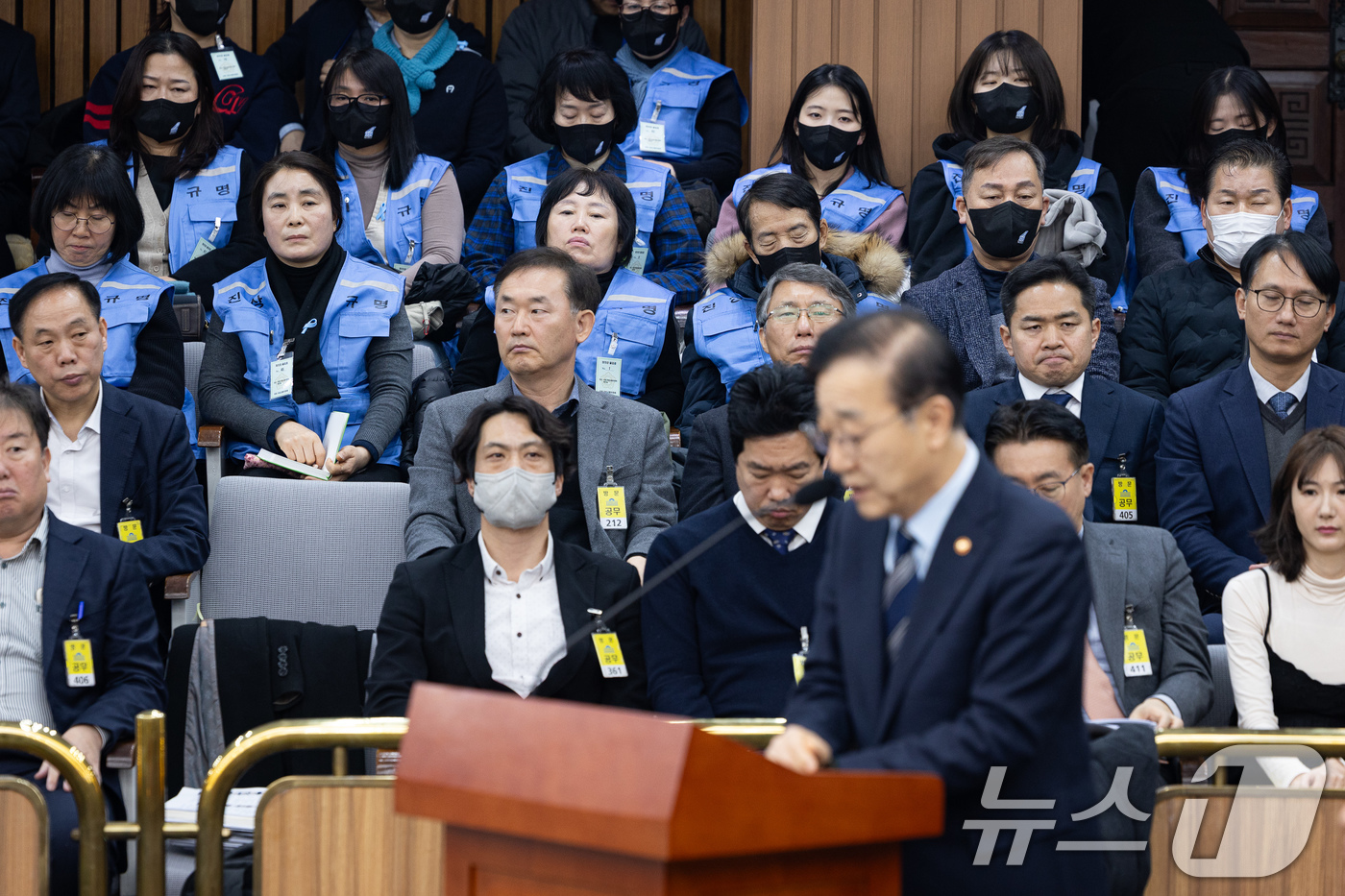 (서울=뉴스1) 유승관 기자 = 12·29 무안공항 제주항공 여객기 참사 유가족들이 15일 서울 여의도 국회에서 열린 제431회 국회(임시회) 12.29 여객기 참사 진상규명을 위 …