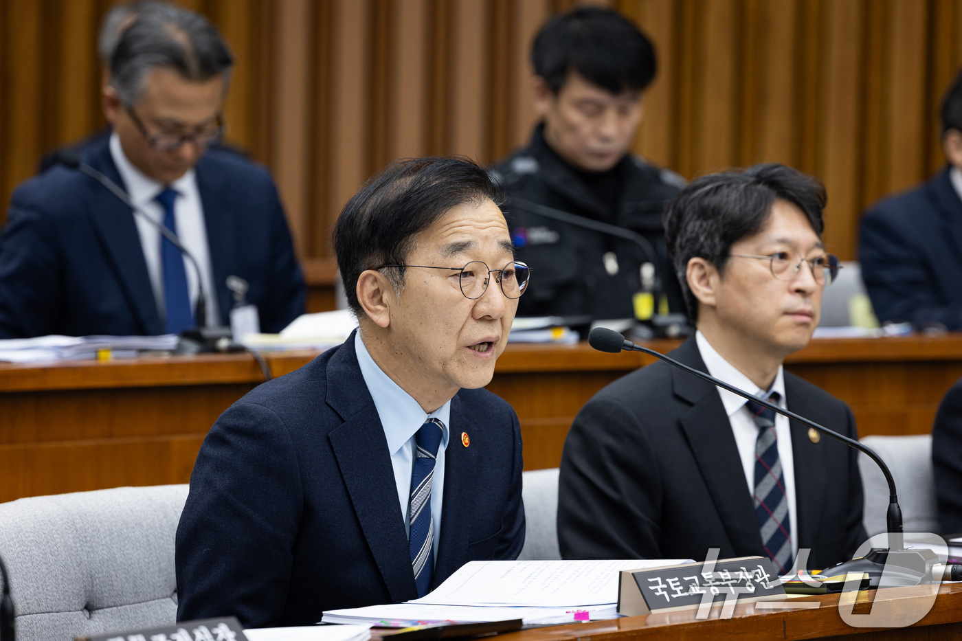 (서울=뉴스1) 유승관 기자 = 김윤덕 국토교통부 장관이 15일 서울 여의도 국회에서 열린 제431회 국회(임시회) 12.29 여객기 참사 진상규명을 위한 국정조사특별위원회 제3차 …