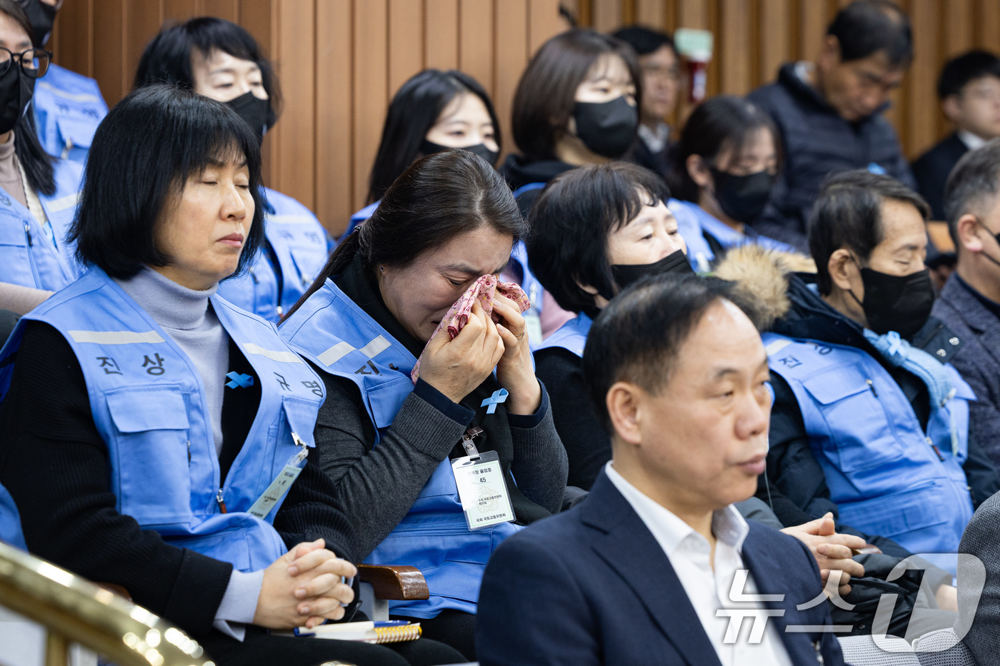 (서울=뉴스1) 유승관 기자 = 12·29 무안공항 제주항공 여객기 참사 유가족이 15일 서울 여의도 국회에서 열린 제431회 국회(임시회) 12.29 여객기 참사 진상규명을 위한 …