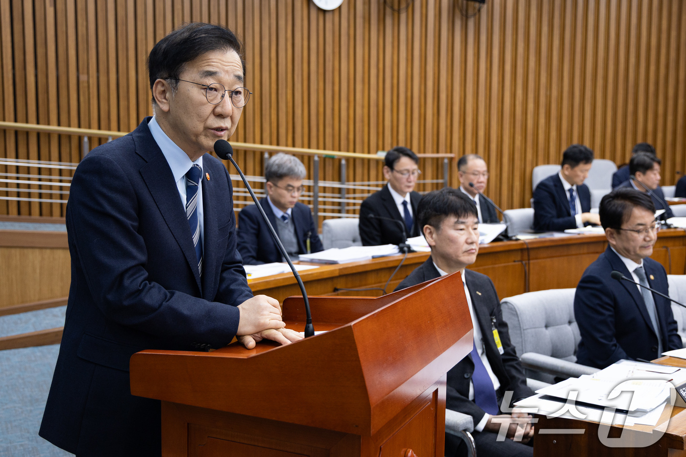 (서울=뉴스1) 유승관 기자 = 김윤덕 국토교통부 장관이 15일 서울 여의도 국회에서 열린 제431회 국회(임시회) 12.29 여객기 참사 진상규명을 위한 국정조사특별위원회 제3차 …