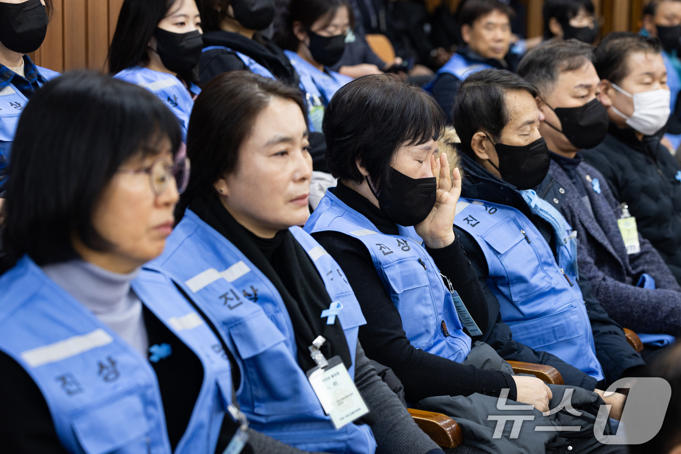 (서울=뉴스1) 유승관 기자 = 12·29 무안공항 제주항공 여객기 참사 유가족이 15일 서울 여의도 국회에서 열린 제431회 국회(임시회) 12.29 여객기 참사 진상규명을 위한 …