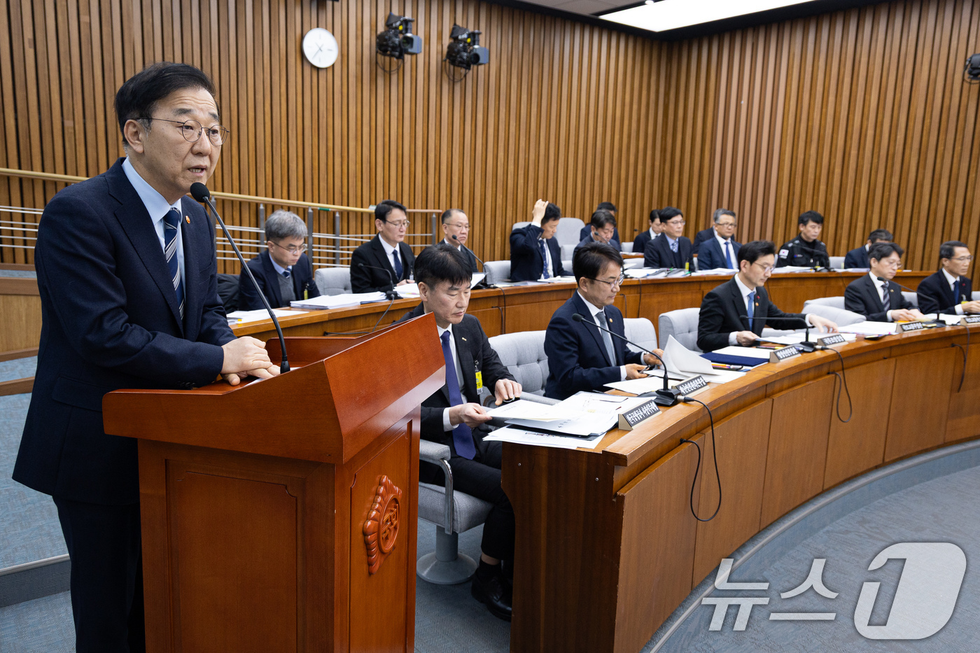 (서울=뉴스1) 유승관 기자 = 김윤덕 국토교통부 장관이 15일 서울 여의도 국회에서 열린 제431회 국회(임시회) 12.29 여객기 참사 진상규명을 위한 국정조사특별위원회 제3차 …