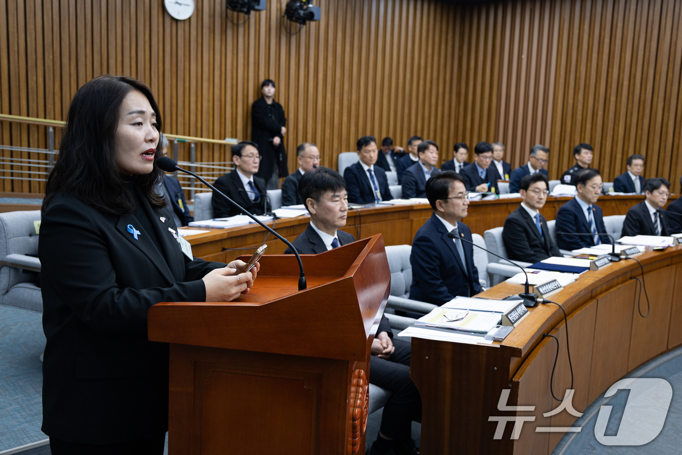 (서울=뉴스1) 유승관 기자 = 김유진 12·29 무안공항 제주항공 여객기 참사 유가족협의회 대표가 15일 서울 여의도 국회에서 열린 제431회 국회(임시회) 12.29 여객기 참 …
