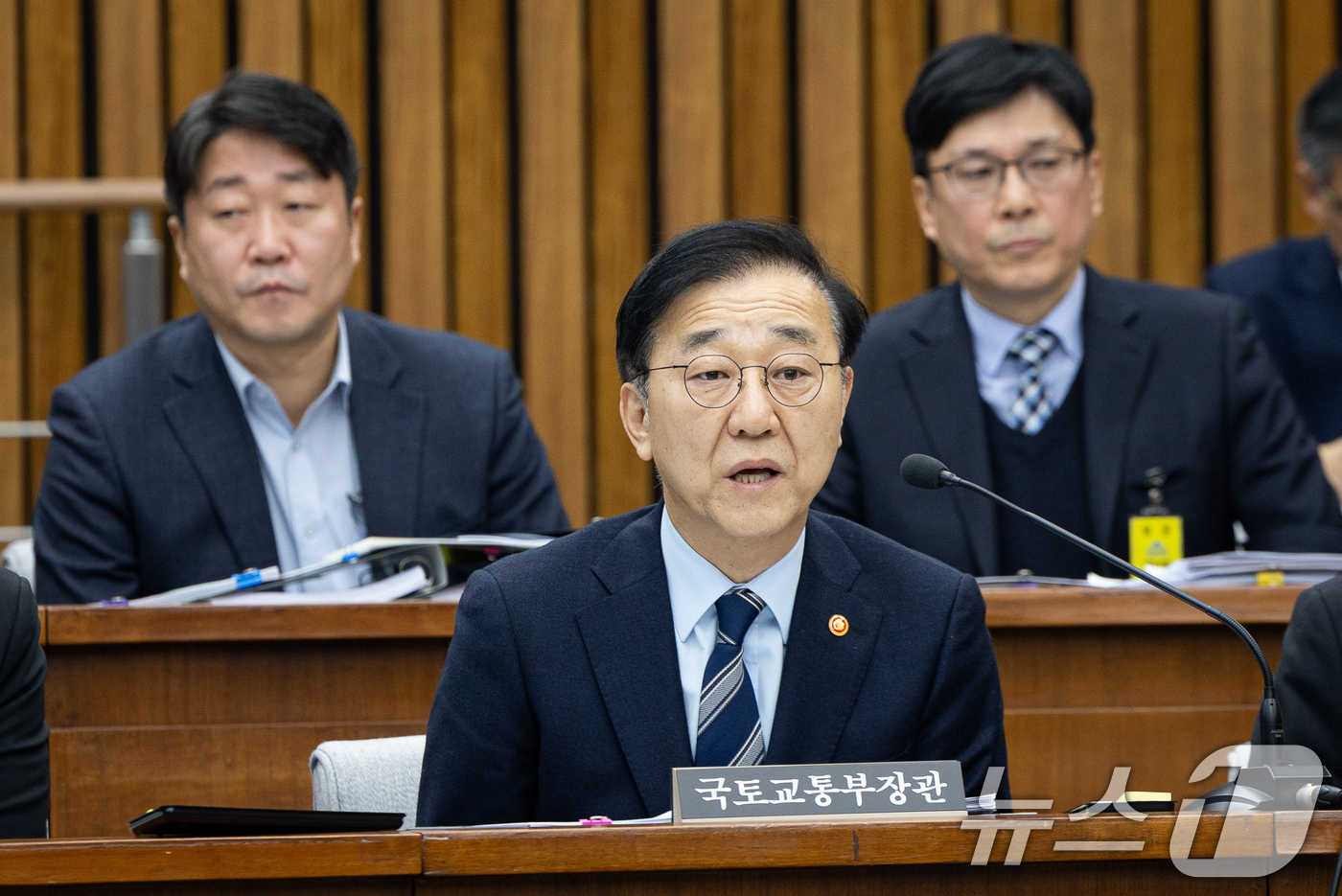 (서울=뉴스1) 유승관 기자 = 김윤덕 국토교통부 장관이 15일 서울 여의도 국회에서 열린 제431회 국회(임시회) 12.29 여객기 참사 진상규명을 위한 국정조사특별위원회 제3차 …