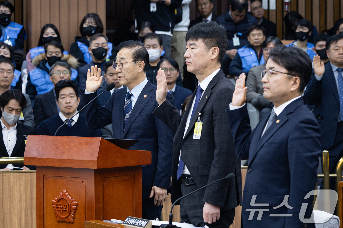 (서울=뉴스1) 유승관 기자 = 김윤덕 국토교통부 장관을 비롯한 증인들이 15일 서울 여의도 국회에서 열린 제431회 국회(임시회) 12.29 여객기 참사 진상규명을 위한 국정조사 …