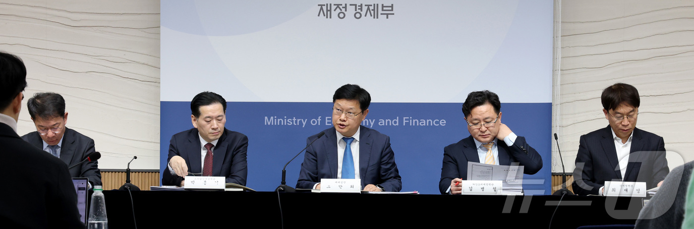 (세종=뉴스1) 김기남 기자 = 조만희 재정경제부 세제실장(가운데)이 지난 15일 세종시 정부세종청사에서 2025년 세제개편 후속 시행령 개정안을 설명하고 있다. 2026.1.16 …