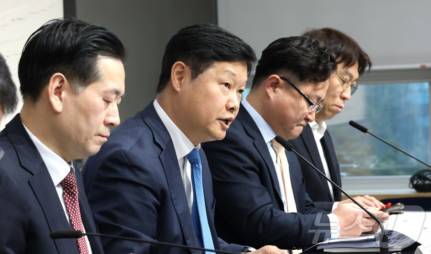 (세종=뉴스1) 김기남 기자 = 조만희 재정경제부 세제실장(왼쪽 두번째)이 지난 15일 세종시 정부세종청사에서 2025년 세제개편 후속 시행령 개정안을 설명하고 있다. 2026.1 …