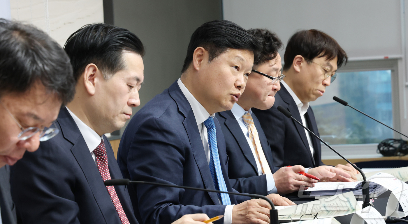 (세종=뉴스1) 김기남 기자 = 조만희 재정경제부 세제실장(가운데)이 지난 15일 세종시 정부세종청사에서 2025년 세제개편 후속 시행령 개정안을 설명하고 있다. 2026.1.16 …