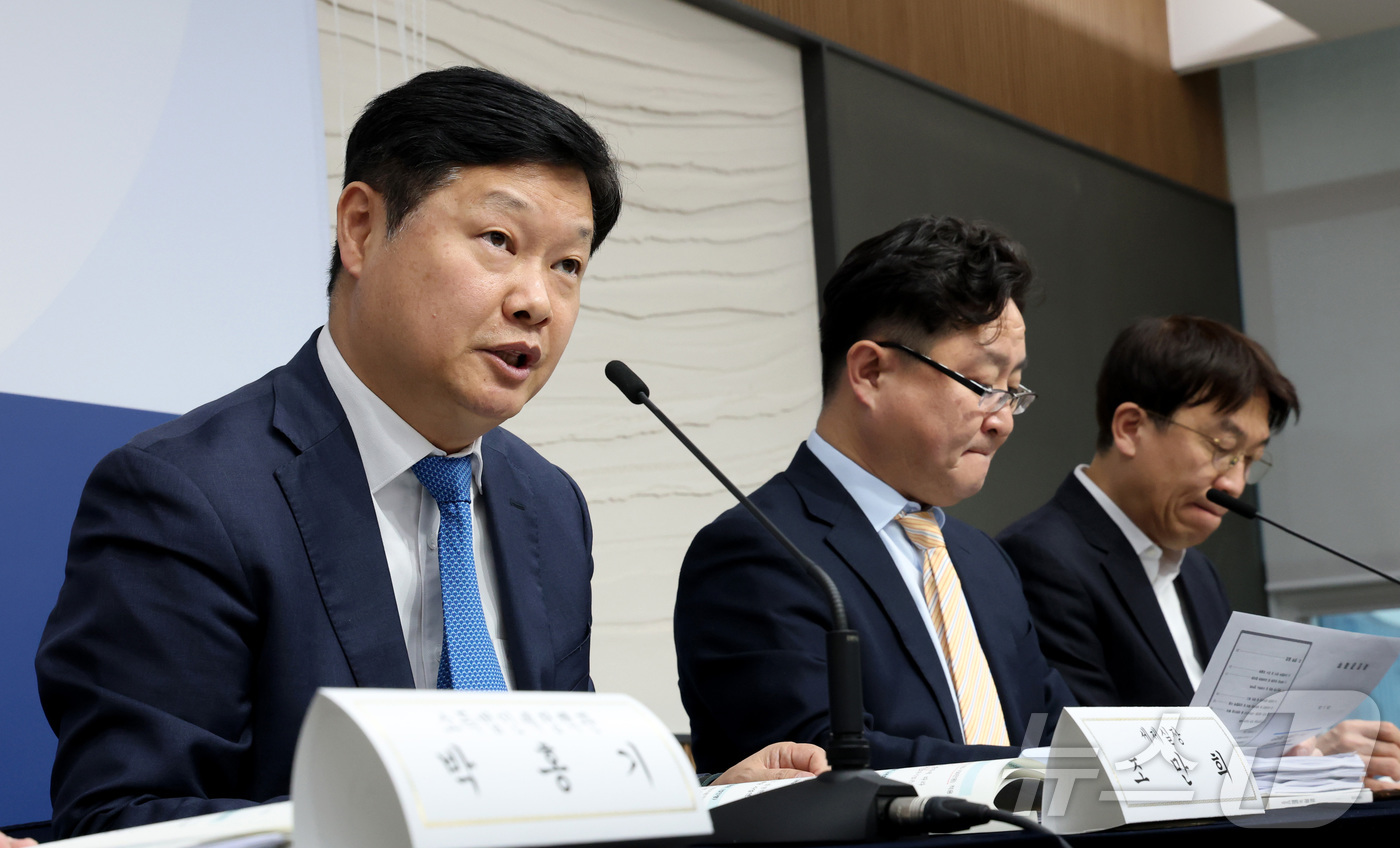 (세종=뉴스1) 김기남 기자 = 조만희 재정경제부 세제실장(왼쪽)이 지난 15일 세종시 정부세종청사에서 2025년 세제개편 후속 시행령 개정안을 설명하고 있다. 2026.1.16/ …