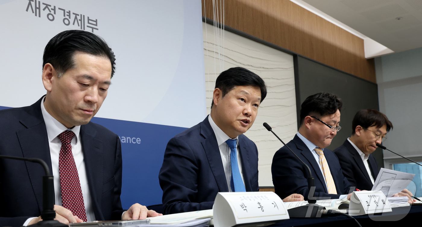 (세종=뉴스1) 김기남 기자 = 조만희 재정경제부 세제실장(왼쪽 두번째)이 지난 15일 세종시 정부세종청사에서 2025년 세제개편 후속 시행령 개정안을 설명하고 있다. 2026.1 …