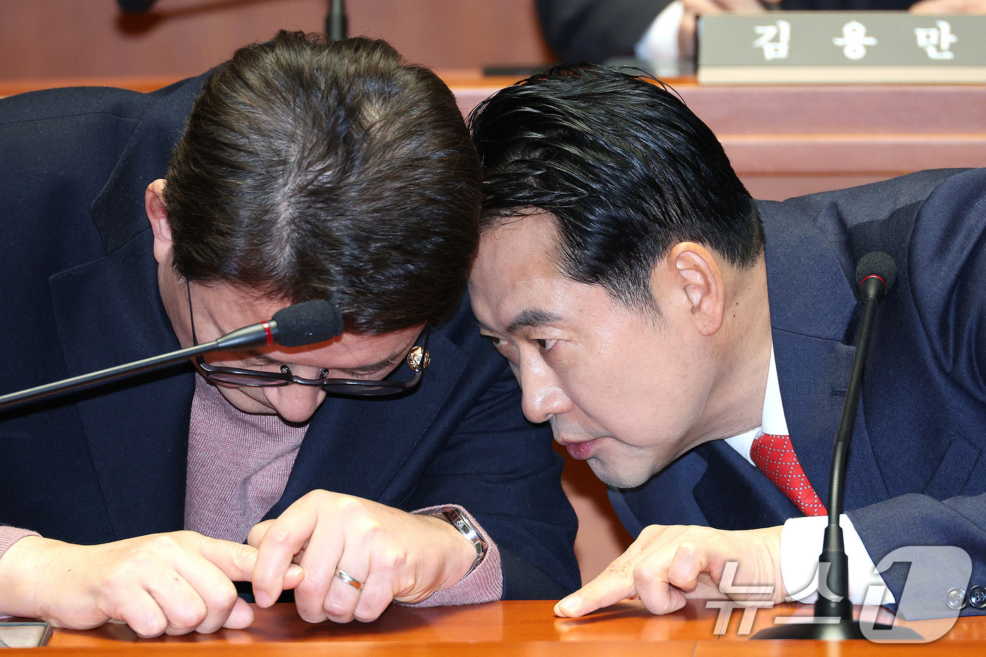 (서울=뉴스1) 신웅수 기자 = 장동혁 국민의힘 대표와 신동욱 최고위원이 15일 서울 여의도 국회에서 열린 의원총회에서 대화하고 있다. 2026.1.15/뉴스1