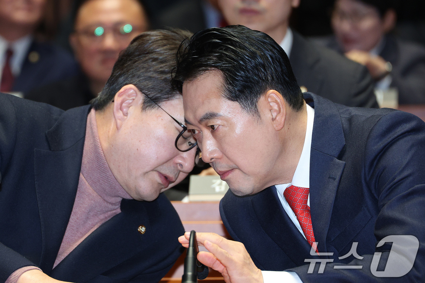 (서울=뉴스1) 신웅수 기자 = 장동혁 국민의힘 대표와 신동욱 최고위원이 15일 서울 여의도 국회에서 열린 의원총회에서 대화하고 있다. 2026.1.15/뉴스1