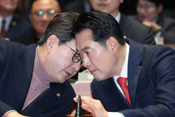 귀엣말 나누는 장동혁·신동욱