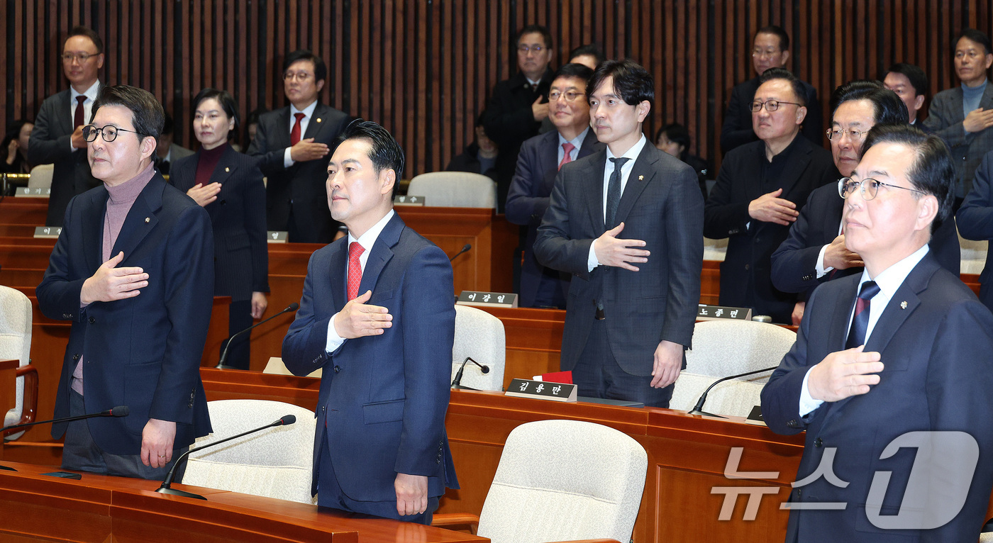 (서울=뉴스1) 신웅수 기자 = 장동혁 국민의힘 대표와 송언석 원내대표가 15일 서울 여의도 국회에서 열린 의원총회에서 국민의례를 하고 있다. 2026.1.15/뉴스1