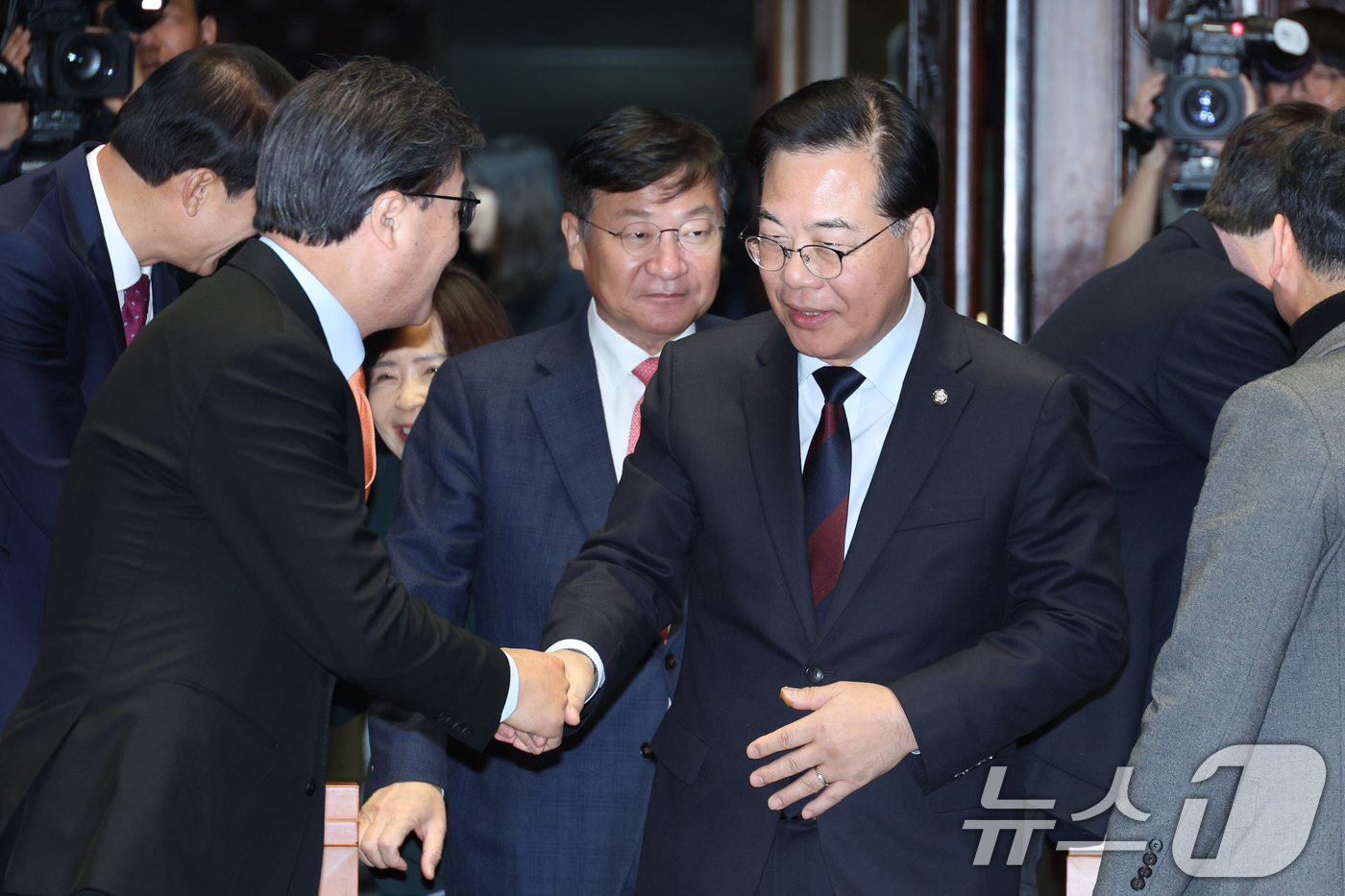 (서울=뉴스1) 신웅수 기자 = 송언석 국민의힘 원내대표가 15일 서울 여의도 국회에서 열린 의원총회에서 김대식 의원과 인사하고 있다. 2026.1.15/뉴스1