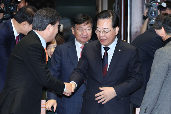 인사나누는 송언석 대표