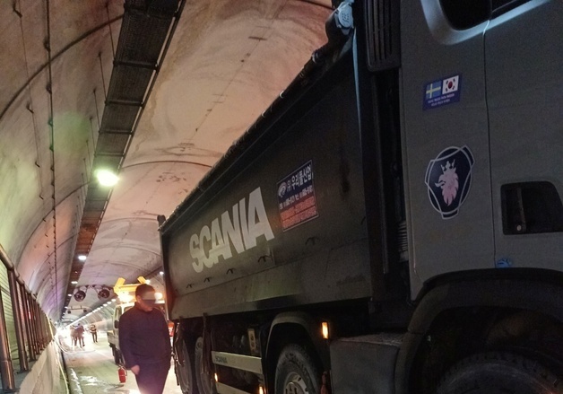 주행 중 흰 연기…여수 엑스포터널서 25톤 덤프트럭 화재