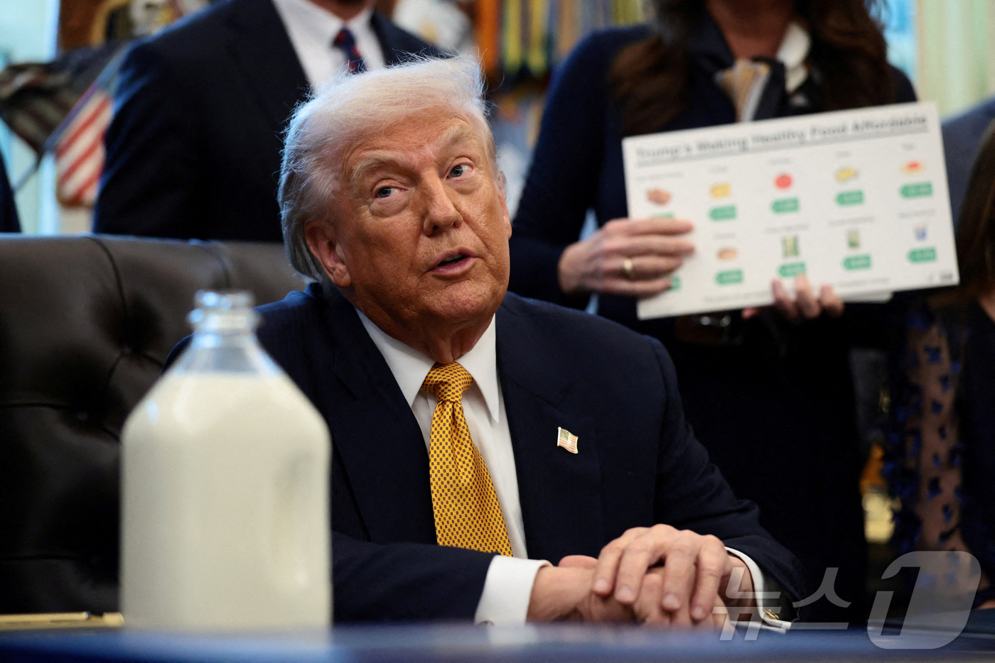 (워싱턴DC 로이터=뉴스1) 김지완 기자 = 14일(현지시간) 도널드 트럼프 미국 대통령이 워싱턴DC 백악관 집무실에서 '건강한 아이들을 위한 전지유 법안' 서명식에 참석해 발언하 …