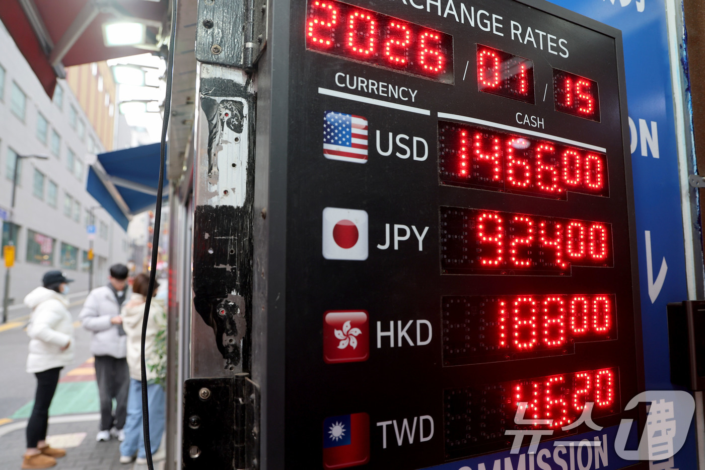 (서울=뉴스1) 이광호 기자 = 15일 오전 서울 중구 명동 환전소 전광판에 환율 시세가 나오고 있다.연일 고점을 높이며 1480원 선에 근접했던 원·달러 환율은 스콧 베선트 미국 …