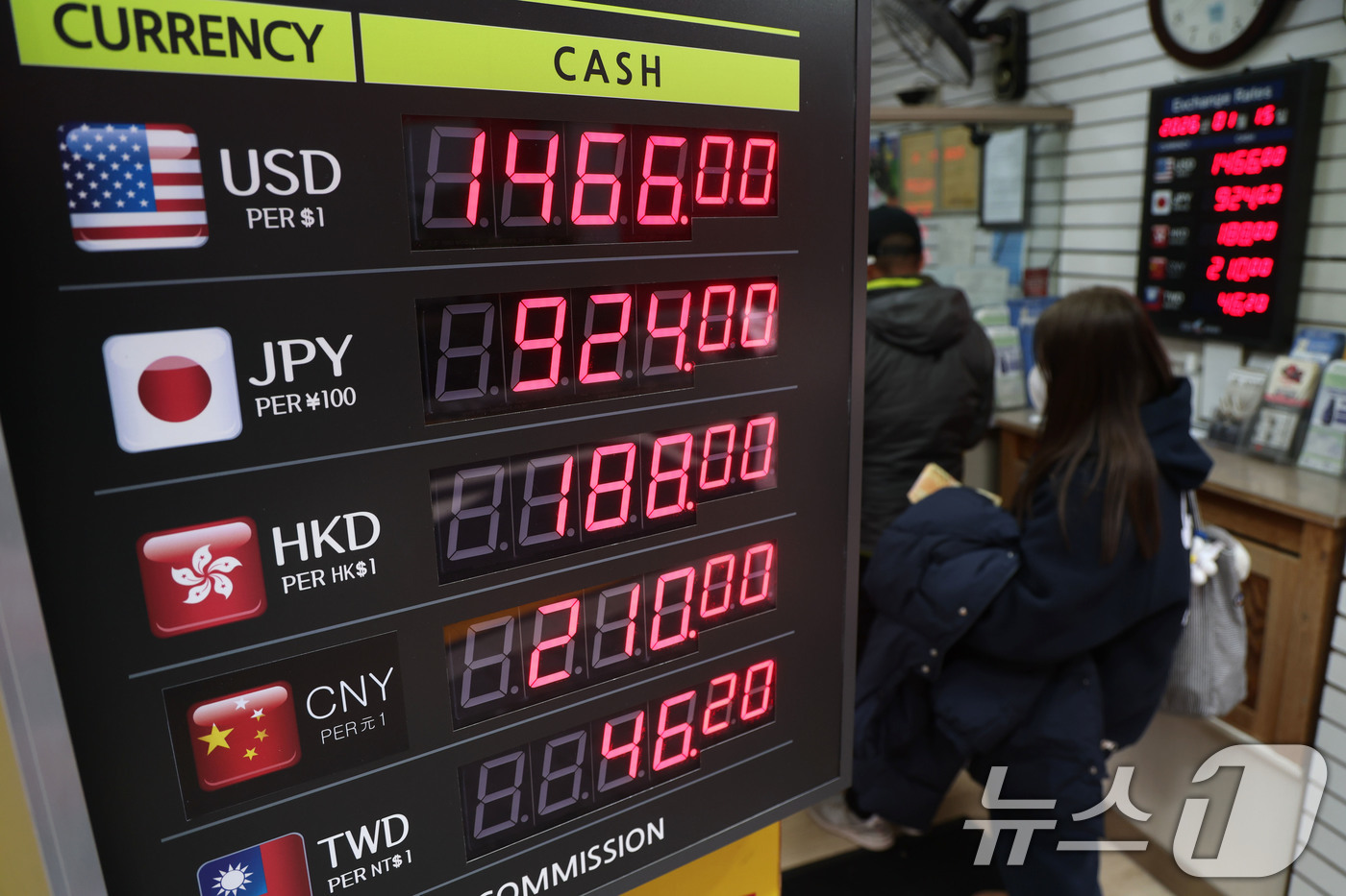 (서울=뉴스1) 이광호 기자 = 15일 오전 서울 중구 명동 환전소 전광판에 환율 시세가 나오고 있다.연일 고점을 높이며 1480원 선에 근접했던 원·달러 환율은 스콧 베선트 미국 …