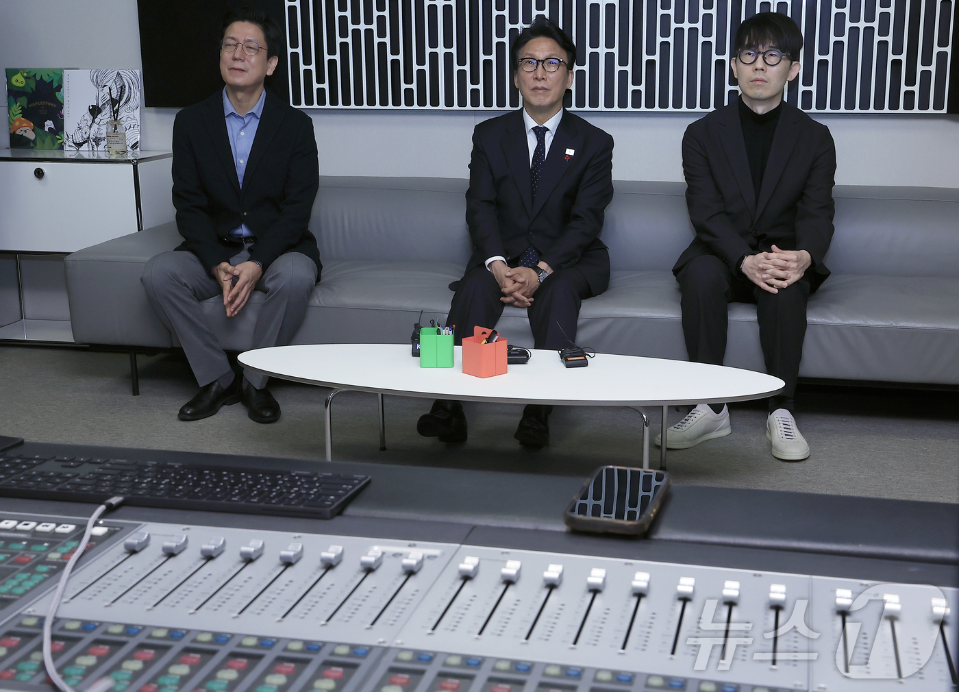 (서울=뉴스1) 박정호 기자 = 김민석 국무총리가 15일 오전 경기도 성남시 분당 넥슨 사옥을 방문해 미디어실 사운드디자인팀의 특수효과 제작 현장을 살펴보고 있다.  2026.1. …