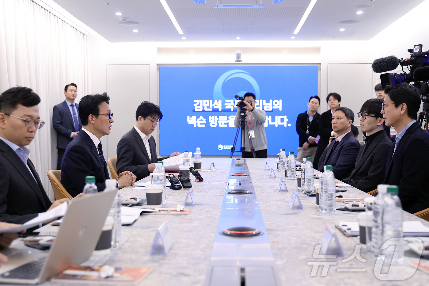 (서울=뉴스1) 박정호 기자 = 김민석 국무총리가 15일 오전 경기도 성남시 분당 넥슨 사옥에서 가진 경영진 간담회에서 인사말을 하고 있다.  2026.1.15/뉴스1