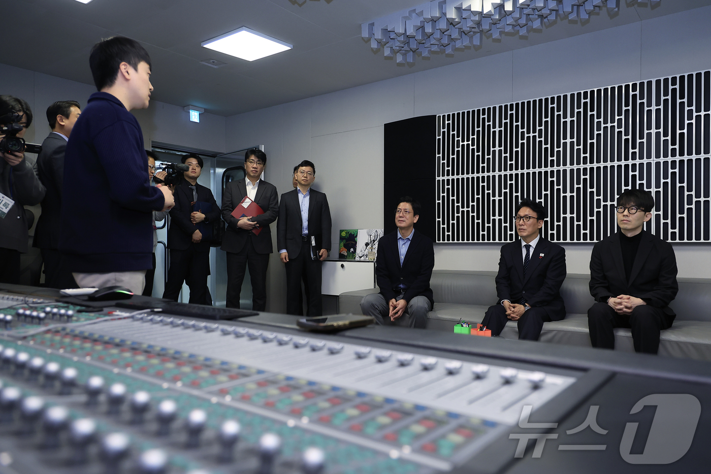 (서울=뉴스1) 박정호 기자 = 김민석 국무총리가 15일 오전 경기도 성남시 분당 넥슨 사옥을 방문해 미디어실 사운드디자인팀의 특수효과 제작 현장을 살펴보고 있다.  2026.1. …