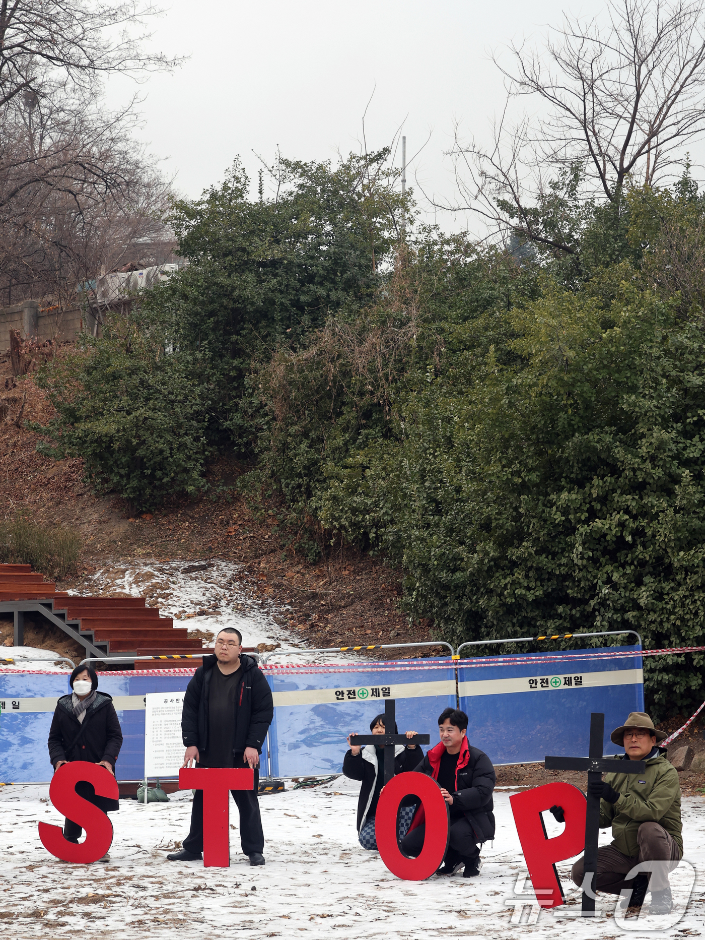 (서울=뉴스1) 황기선 기자 = 환경보건시민센터 회원들이 15일 오전 서울 종로구 경희궁에서 서울시의 경희궁 벌목 규탄 및 추가 벌목 중단을 촉구하는 퍼포먼스를 하고 있다. 202 …