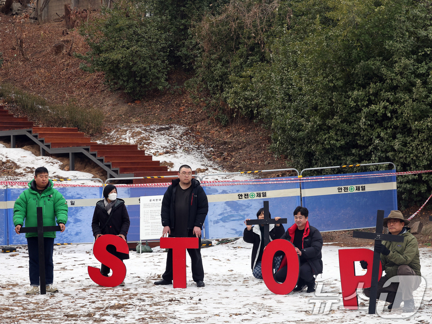 (서울=뉴스1) 황기선 기자 = 환경보건시민센터 회원들이 15일 오전 서울 종로구 경희궁에서 서울시의 경희궁 벌목 규탄 및 추가 벌목 중단을 촉구하는 퍼포먼스를 하고 있다. 202 …