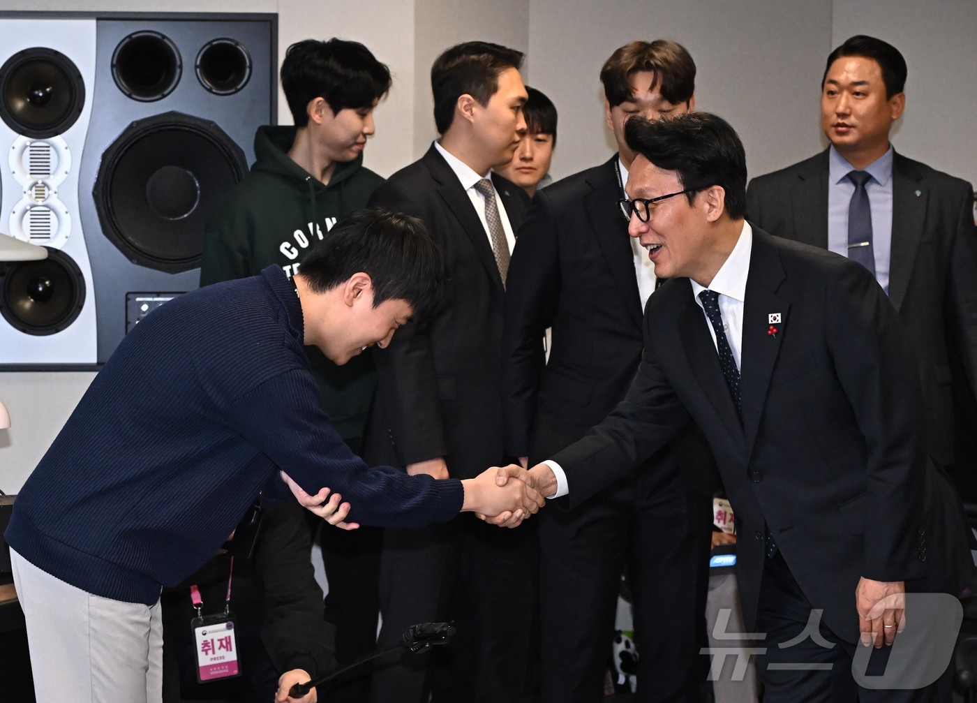 (성남=뉴스1) 박정호 기자 = 문화컨텐츠 현장 방문에 나선 김민석 국무총리가 15일 경기 성남시 넥슨 사옥 내 사운드실 스튜디오 관계자와 악수하고 있다. (공동취재) 2026.1 …