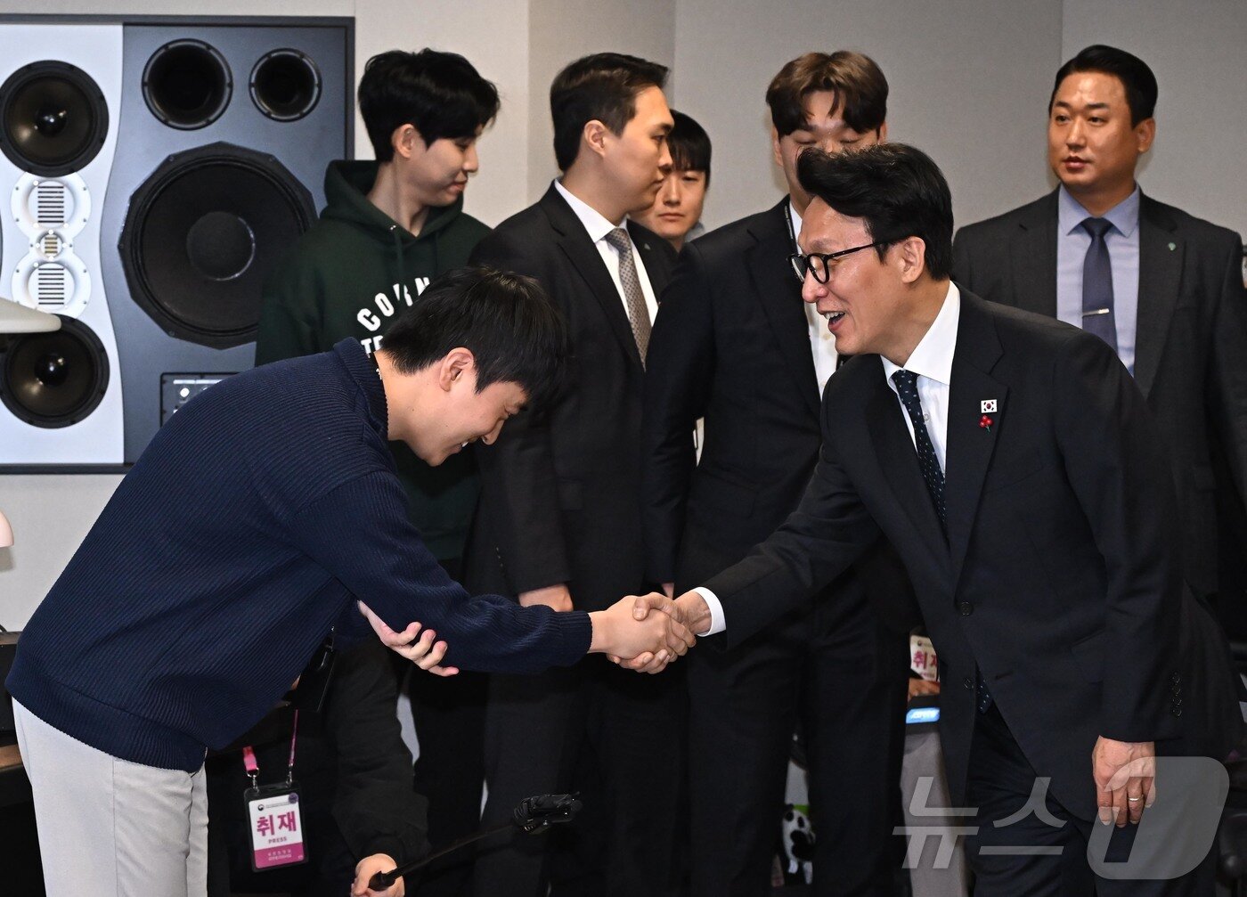 본문 이미지 - 문화컨텐츠 현장 방문에 나선 김민석 국무총리가 15일 경기 성남시 넥슨 사옥 내 사운드실 스튜디오 관계자와 악수하고 있다. (공동취재) ⓒ News1 박정호 기자