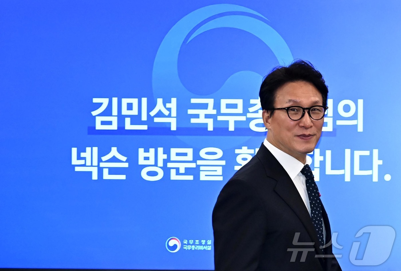 (성냠=뉴스1) 박정호 기자 = 문화컨텐츠 현장 방문에 나선 김민석 국무총리가 15일 경기 성남시 넥슨에서 경영진과 간담회를 하기 위해 들어오고 있다. (공동취재) 2026.1.1 …