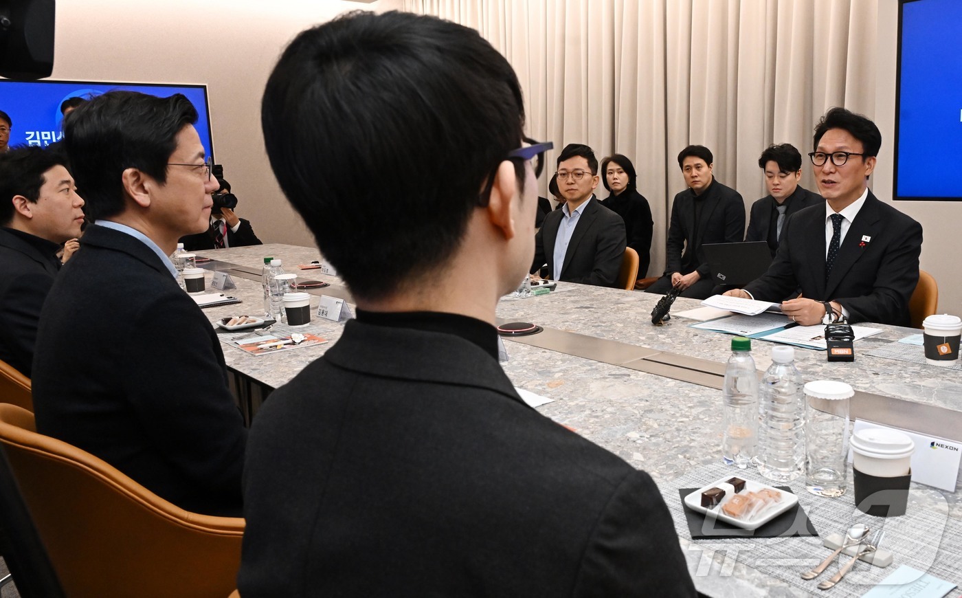 (성남=뉴스1) 박정호 기자 = 문화컨텐츠 현장 방문에 나선 김민석 국무총리가 15일 경기 성남시 넥슨에서 경영진과 간담회를 하고 있다. (공동취재) 2026.1.15/뉴스1