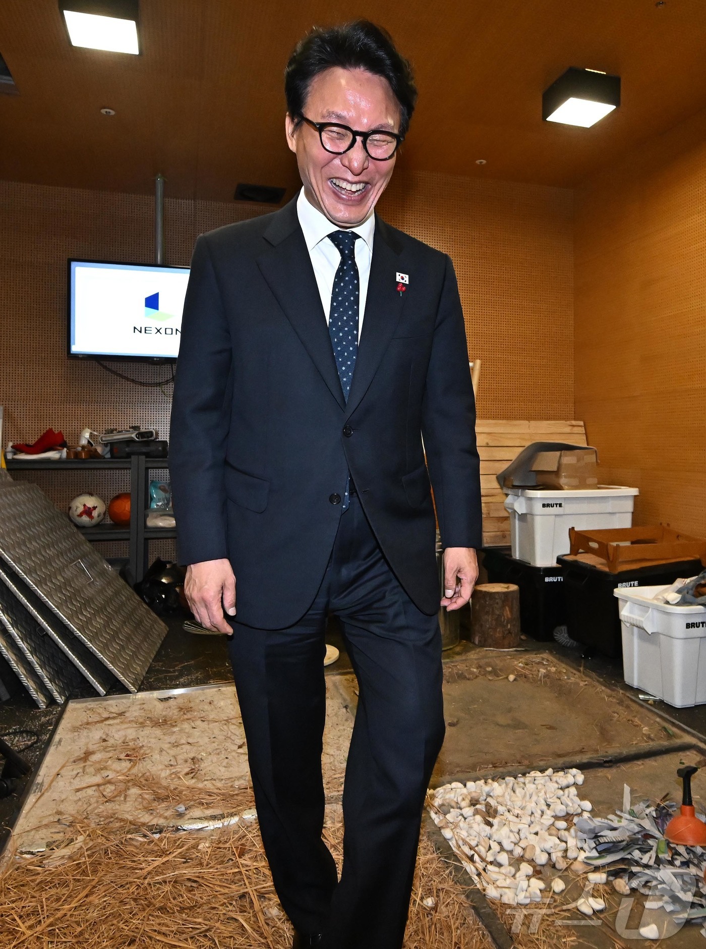 (성남=뉴스1) 박정호 기자 = 문화컨텐츠 현장 방문에 나선 김민석 국무총리가 15일 경기 성남시 넥슨에서 게임 속 효과음 제작 과정을 체험하고 있다. (공동취재) 2026.1.1 …