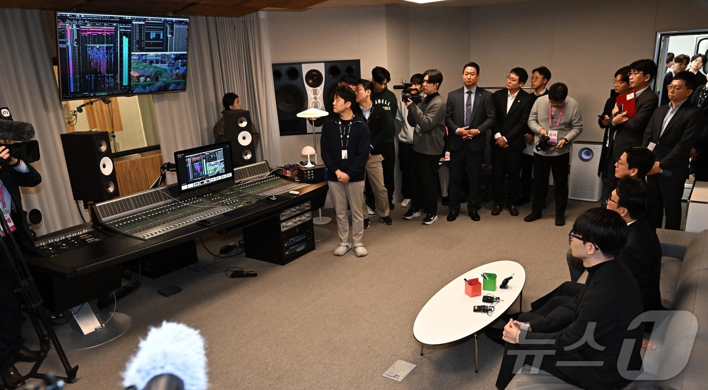 (성남=뉴스1) 박정호 기자 = 문화컨텐츠 현장 방문에 나선 김민석 국무총리가 15일 경기 성남시 넥슨에서 게임 속 효과음 제작 과정을 살펴보고 있다.  (공동취재) 2026.1. …