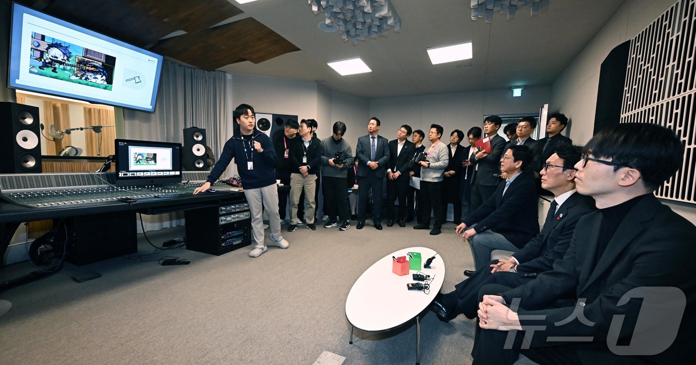 (성남=뉴스1) 박정호 기자 = 문화컨텐츠 현장 방문에 나선 김민석 국무총리가 15일 경기 성남시 넥슨에서 게임 속 효과음 제작 과정을 살펴보고 있다. (공동취재) 2026.1.1 …