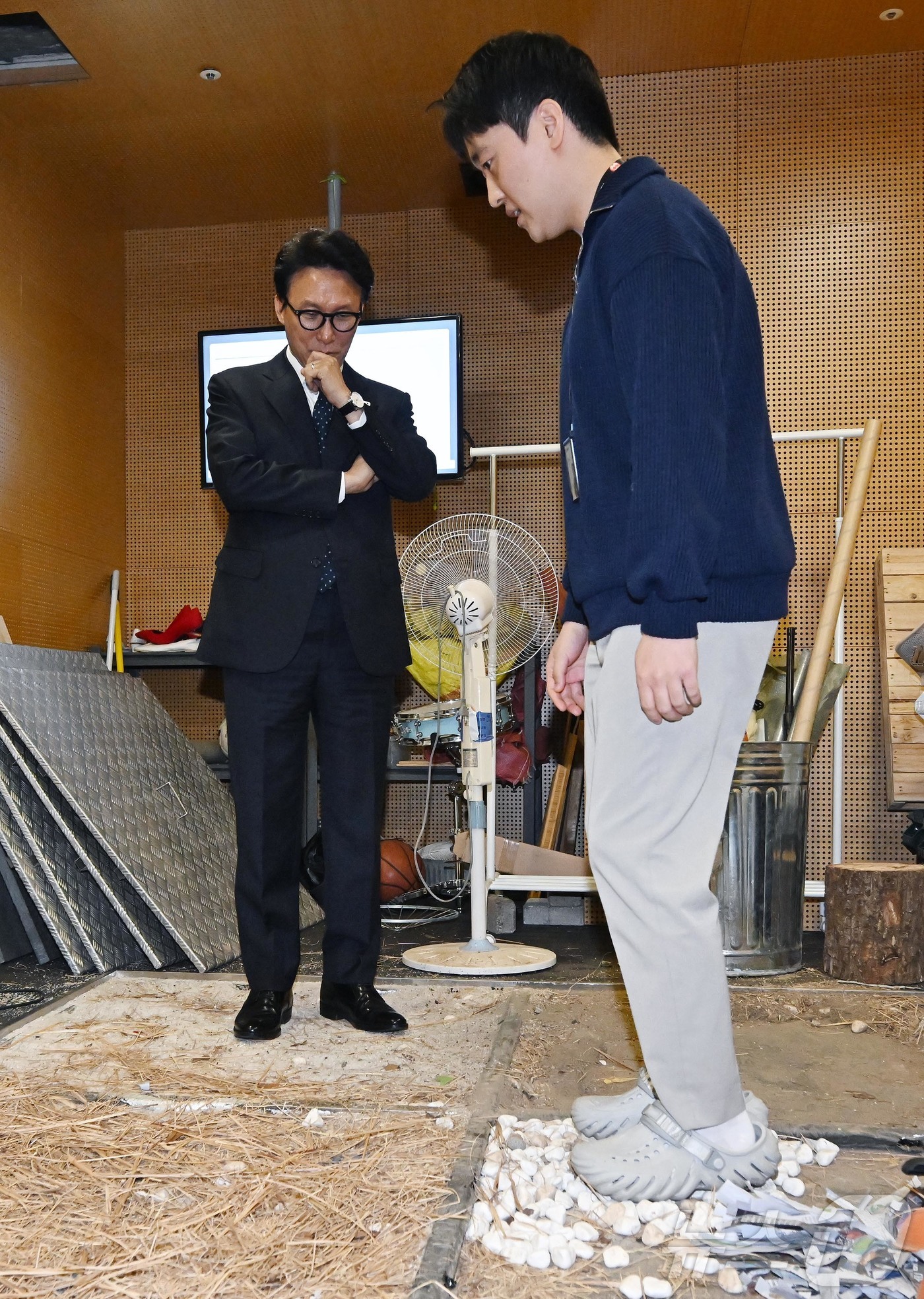 (성남=뉴스1) 박정호 기자 = 문화컨텐츠 현장 방문에 나선 김민석 국무총리가 15일 경기 성남시 넥슨에서 게임 속 효과음 제작 과정을 살펴보고 있다. (공동취재) 2026.1.1 …