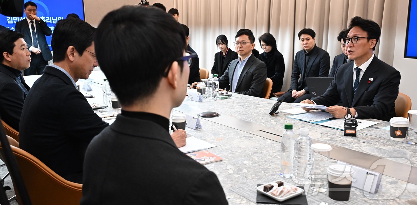 (성남=뉴스1) 박정호 기자 = 문화컨텐츠 현장 방문에 나선 김민석 국무총리가 15일 경기 성남시 넥슨에서 경영진과 간담회를 하고 있다. (공동취재) 2026.1.15/뉴스1