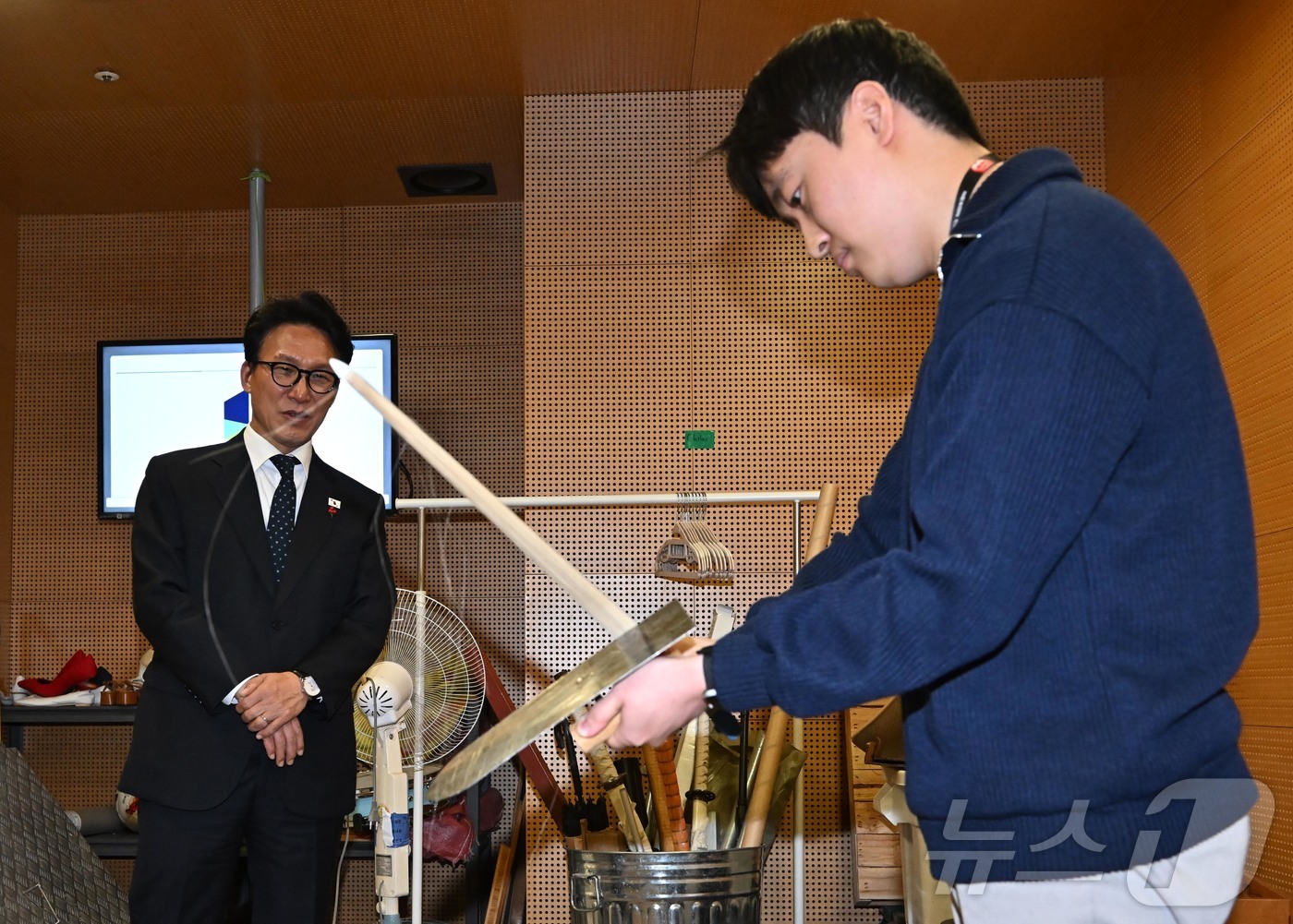 (성남=뉴스1) 박정호 기자 = 문화컨텐츠 현장 방문에 나선 김민석 국무총리가 15일 경기 성남시 넥슨에서 게임 속 효과음 제작 과정을 살펴보고 있다. (공동취재) 2026.1.1 …