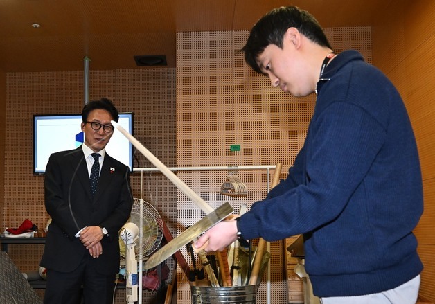 효과음 제작 살펴보는 김민석 국무총리