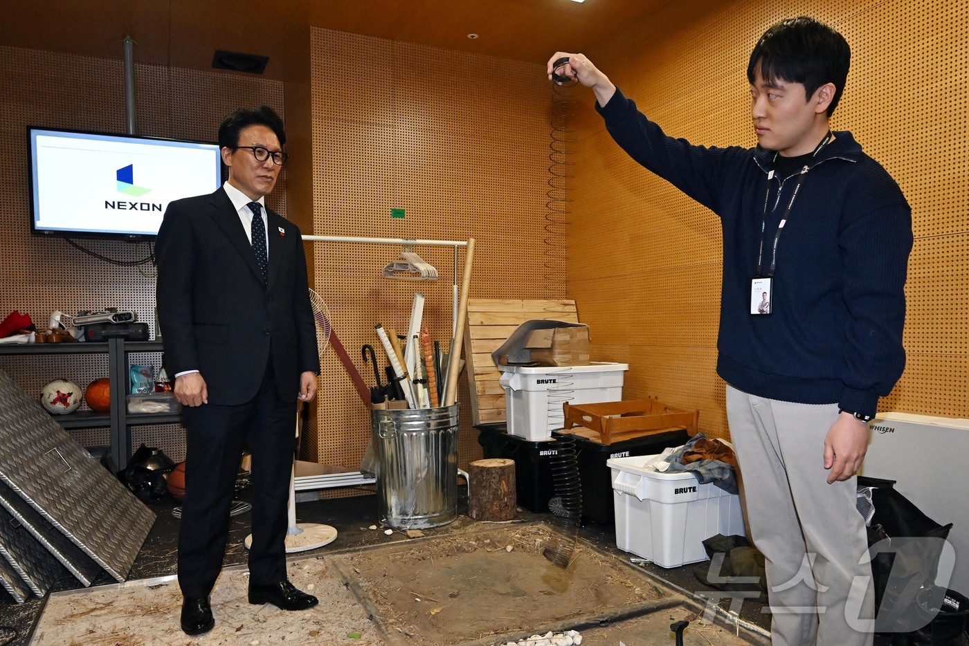 (성남=뉴스1) 박정호 기자 = 문화컨텐츠 현장 방문에 나선 김민석 국무총리가 15일 경기 성남시 넥슨에서 게임 속 효과음 제작 과정을 살펴보고 있다. (공동취재) 2026.1.1 …