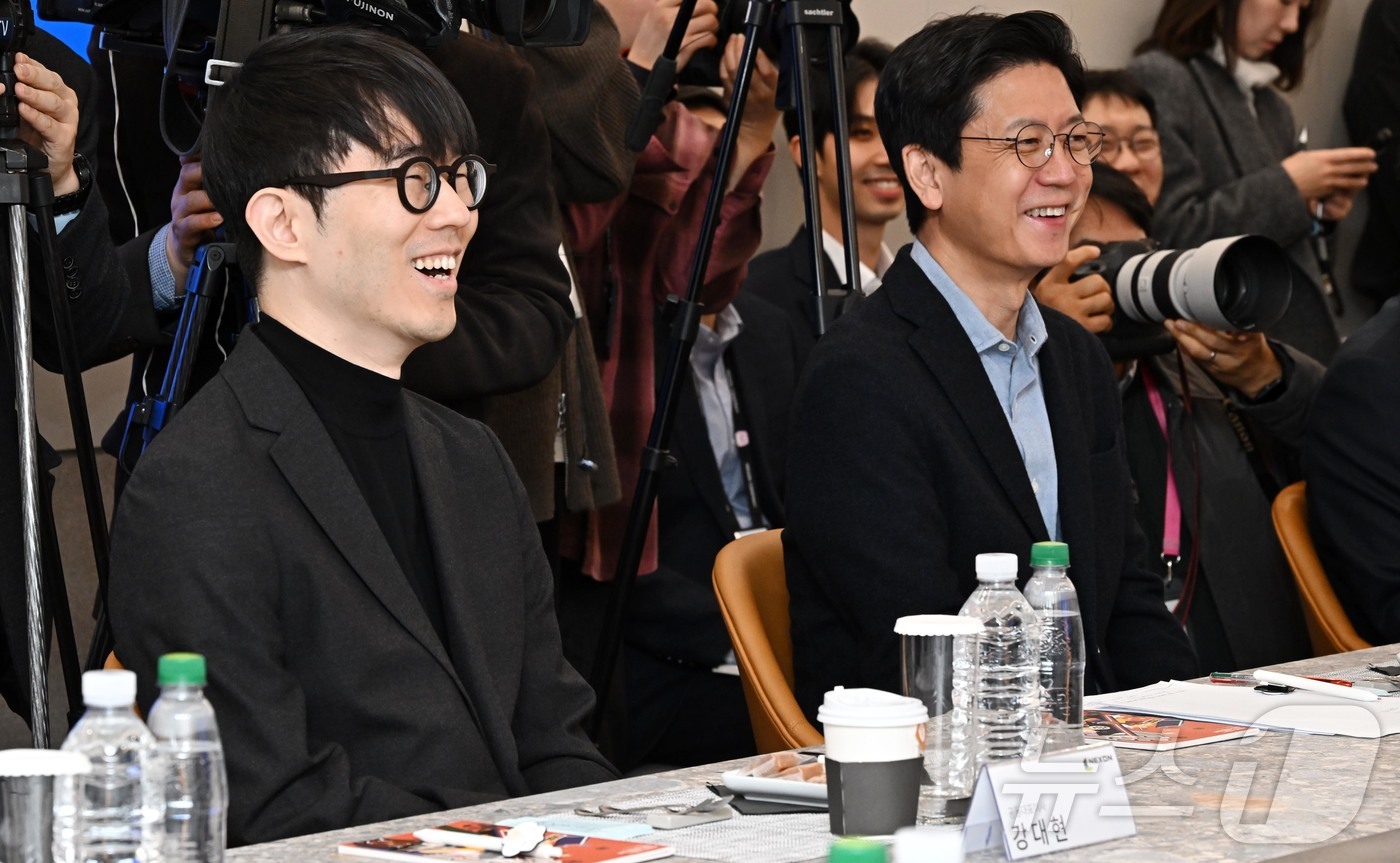 (성남=뉴스1) 박정호 기자 = 강대현(왼쪽), 김정욱 넥슨코리아 공동대표가 15일 경기 성남시 넥슨 사옥에서 문화컨텐츠 현장 방문에 나선 김민석 국무총리와의 간담회에서 환하게 웃 …