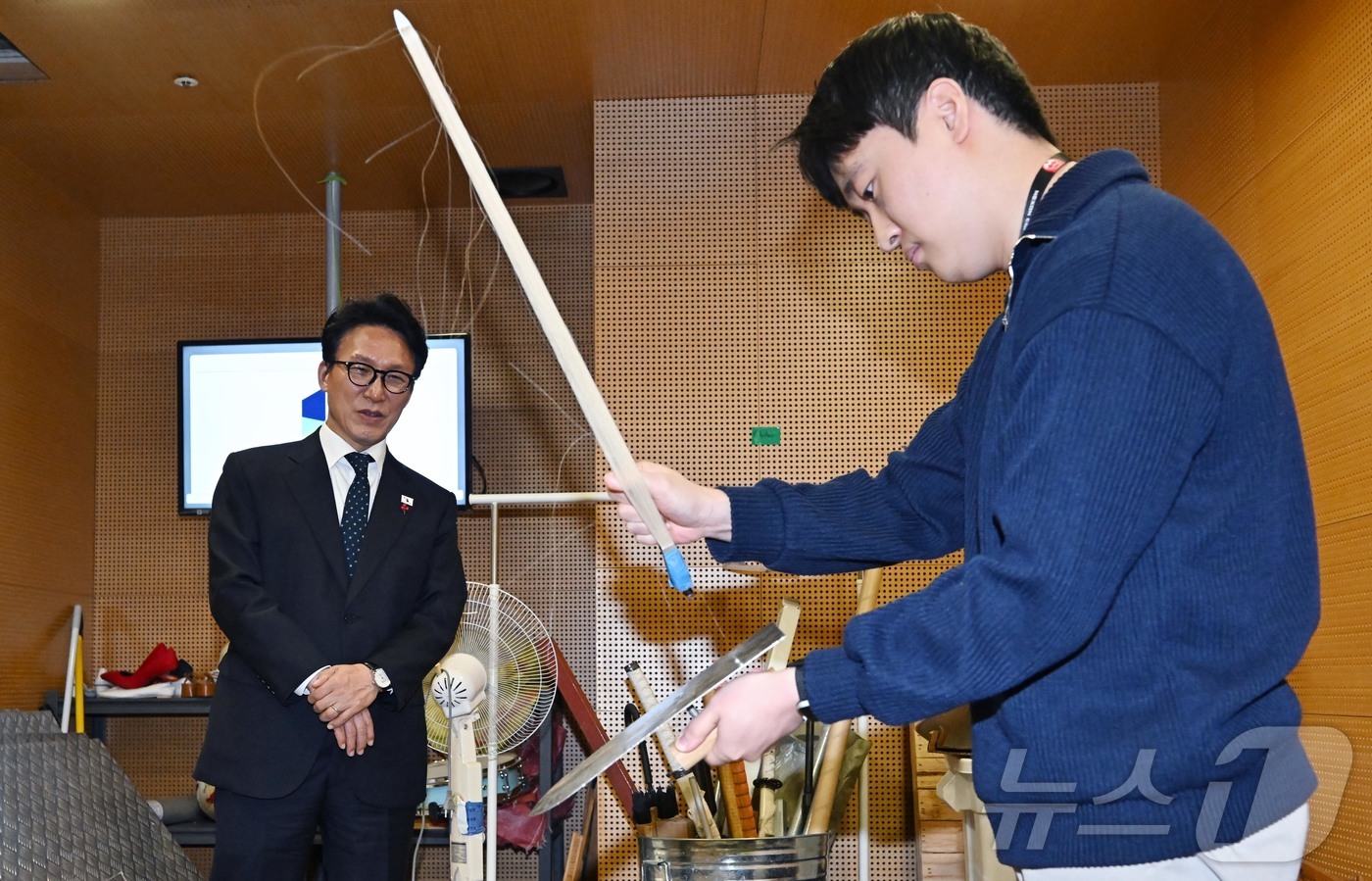 (성남=뉴스1) 박정호 기자 = 문화컨텐츠 현장 방문에 나선 김민석 국무총리가 15일 경기 성남시 넥슨에서 게임 속 효과음 제작 과정을 살펴보고 있다. (공동취재) 2026.1.1 …