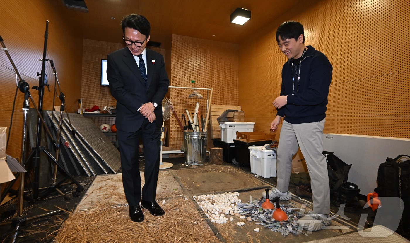 (성남=뉴스1) 박정호 기자 = 문화컨텐츠 현장 방문에 나선 김민석 국무총리가 15일 경기 성남시 넥슨에서 게임 속 효과음 제작 과정을 체험하고 있다. (공동취재) 2026.1.1 …