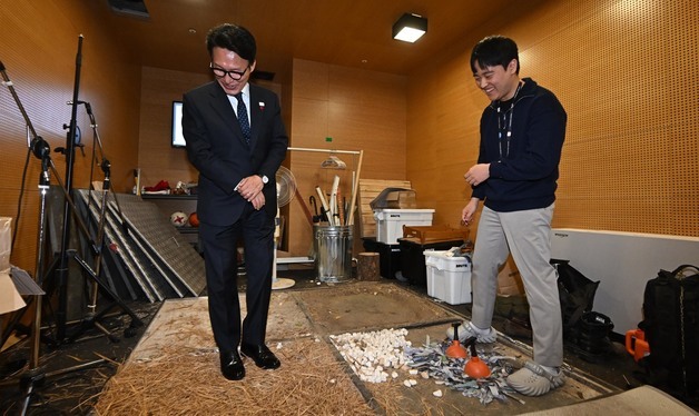 효과음 제작 체험하는 김민석 총리