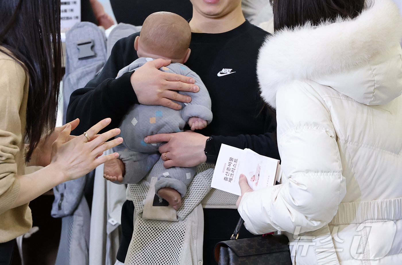 (서울=뉴스1) 김진환 기자 = 15일 서울 강남구 코엑스에서 열린 ‘2026 맘스홀릭베이비페어’를 찾은 참관객들이 다양한 육아용품을 살펴보고 있다. 2026.1.15/뉴스1