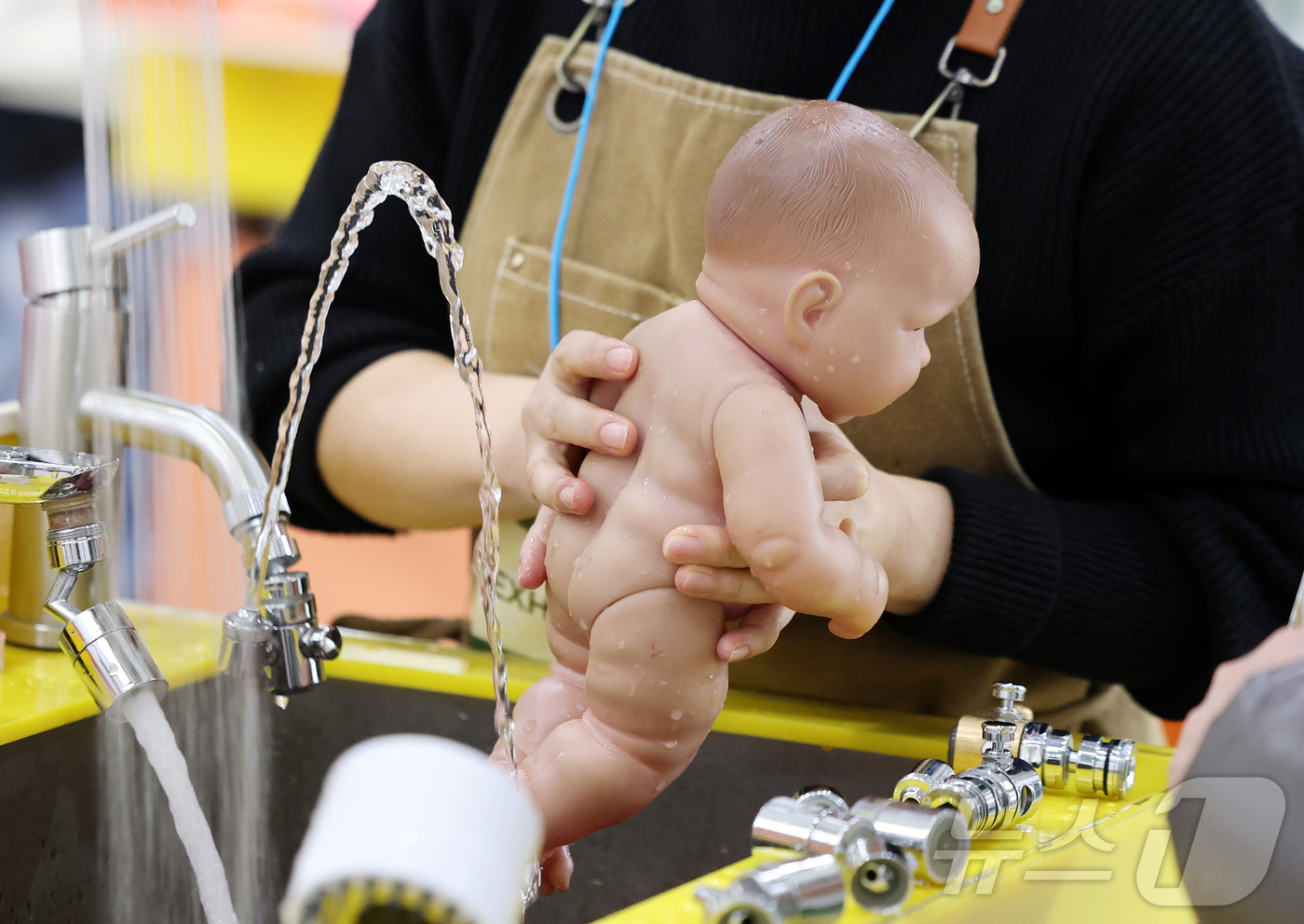 (서울=뉴스1) 김진환 기자 = 15일 서울 강남구 코엑스에서 열린 ‘2026 맘스홀릭베이비페어’를 찾은 참관객들이 다양한 육아용품을 살펴보고 있다. 2026.1.15/뉴스1