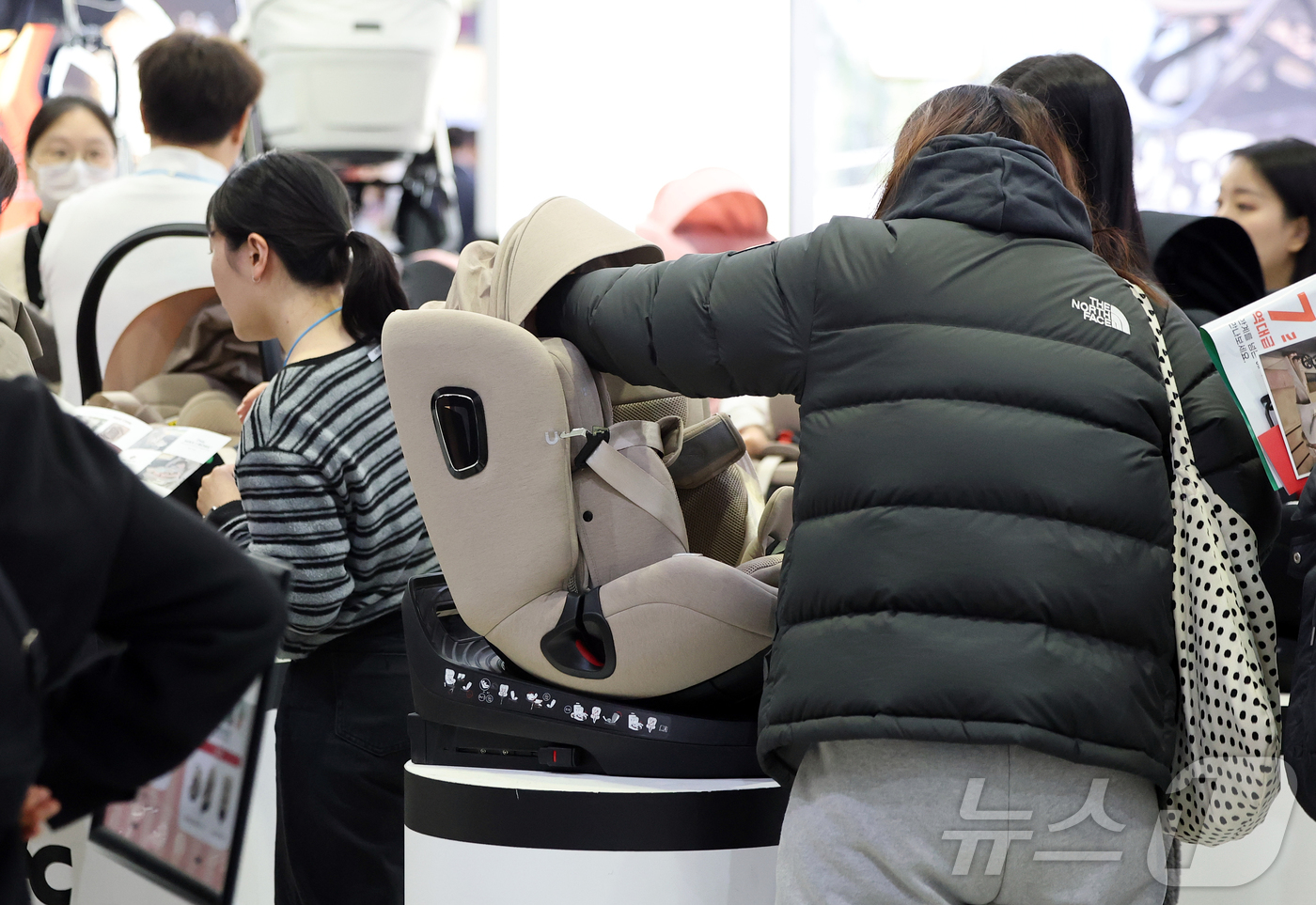 (서울=뉴스1) 김진환 기자 = 15일 서울 강남구 코엑스에서 열린 ‘2026 맘스홀릭베이비페어’를 찾은 참관객들이 다양한 육아용품을 살펴보고 있다. 2026.1.15/뉴스1