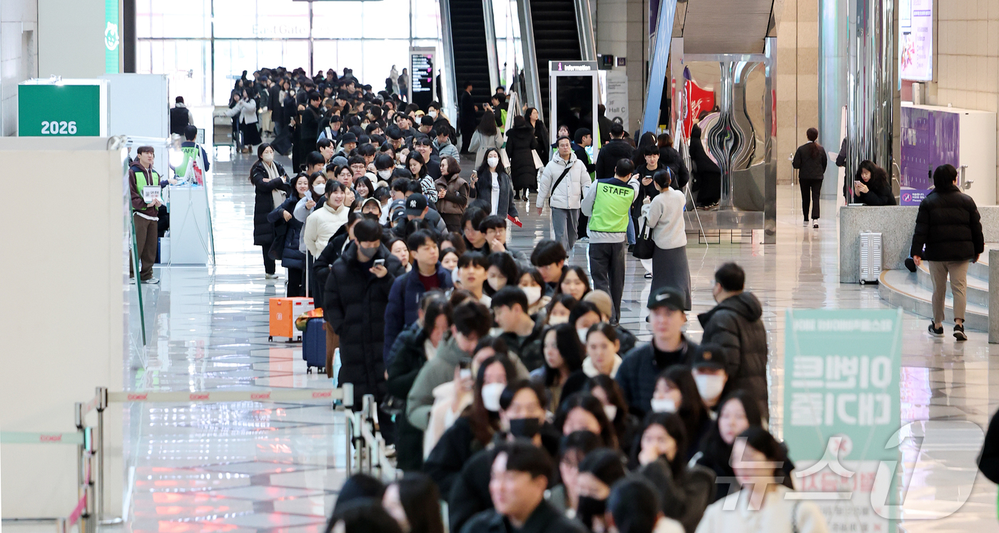 (서울=뉴스1) 김진환 기자 = 15일 서울 강남구 코엑스에서 열린 ‘2026 맘스홀릭베이비페어’를 찾은 참관객들이 입장을 위해 길게 줄을 서고 있다. 2026.1.15/뉴스1
