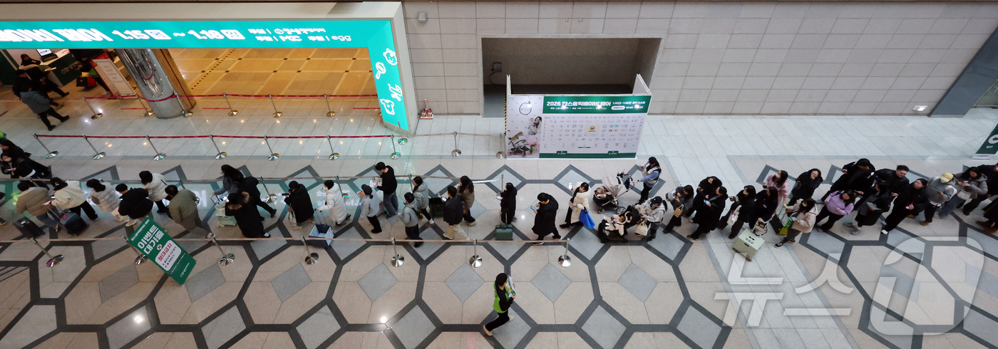 (서울=뉴스1) 김진환 기자 = 15일 서울 강남구 코엑스에서 열린 ‘2026 맘스홀릭베이비페어’를 찾은 참관객들이 입장을 위해 길게 줄을 서고 있다. 2026.1.15/뉴스1
